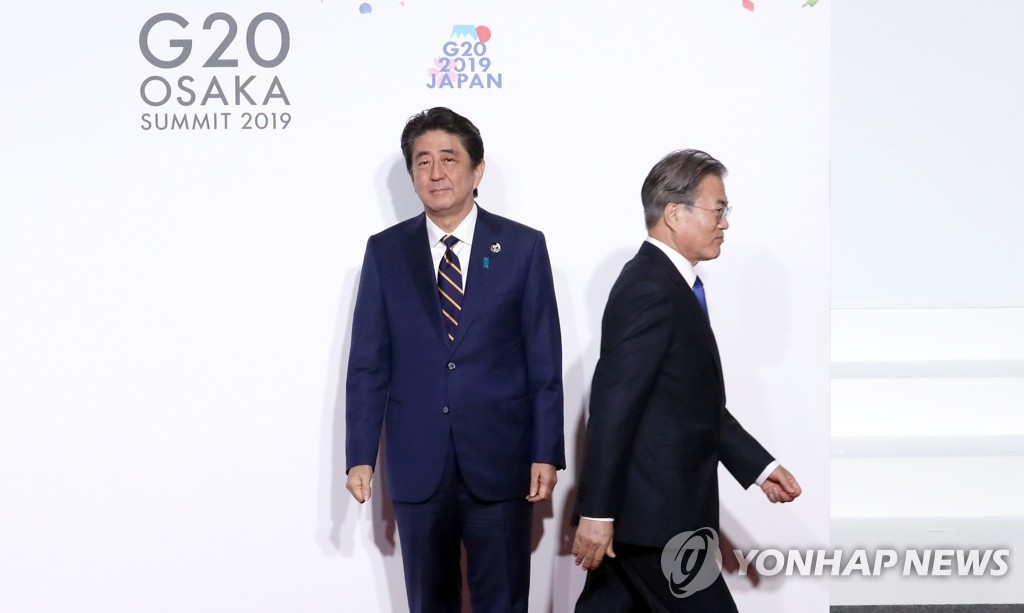 지난 6월 28일 일본 오사카 소재 '인텍스 오사카'에서 열린 G20 정상회의 공식환영식에서 문재인 대통령이 의장국인 아베 신조 일본 총리와 악수한 뒤 이동하고 있다.[연합뉴스 자료사진]