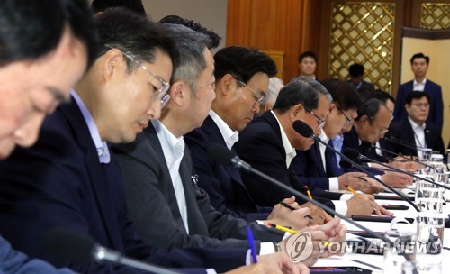 문 대통령 발언 메모하는 30대 기업