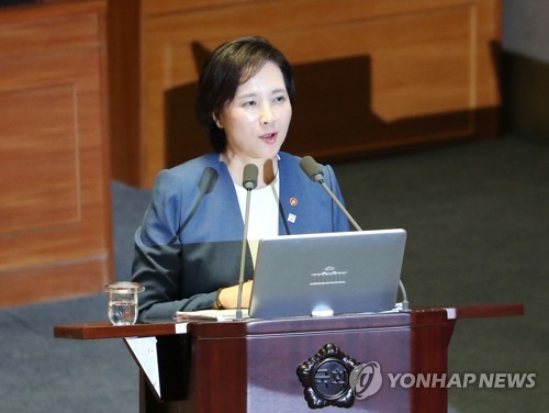답변하는 유은혜 부총리