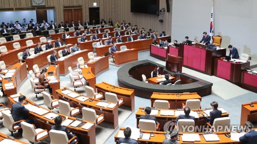 의사봉 두드리는 김재원 위원장