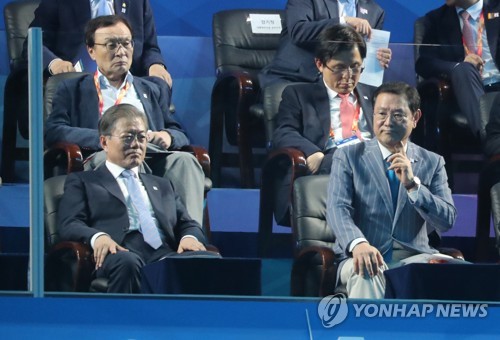개회식 공연 지켜보는 문재인 대통령