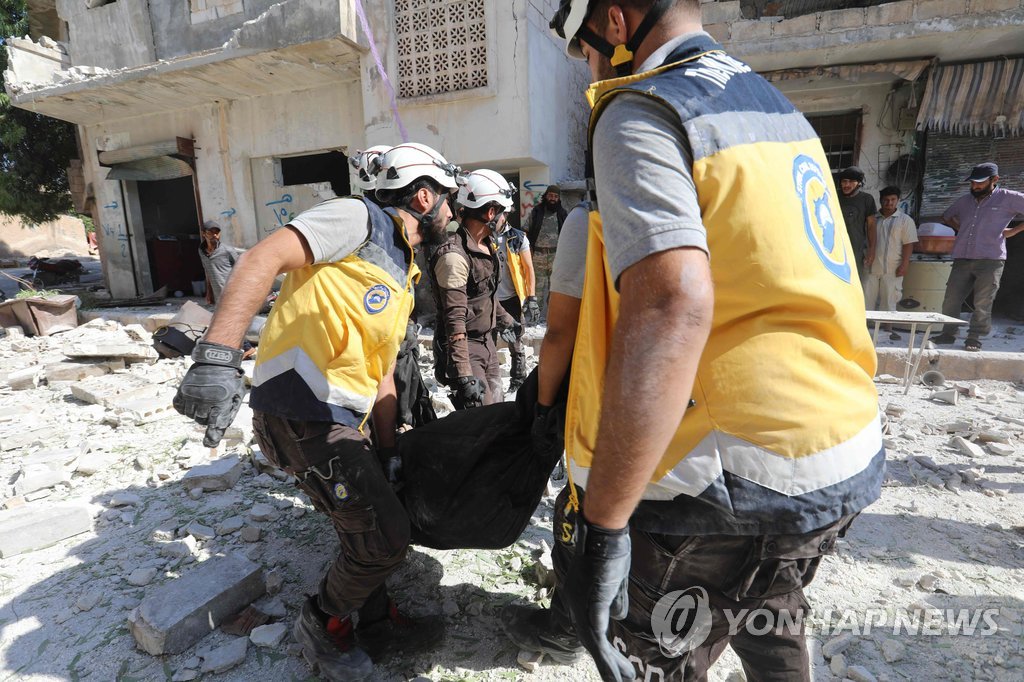 시리아 이들립서 시신 수습하는 하얀헬멧 대원들