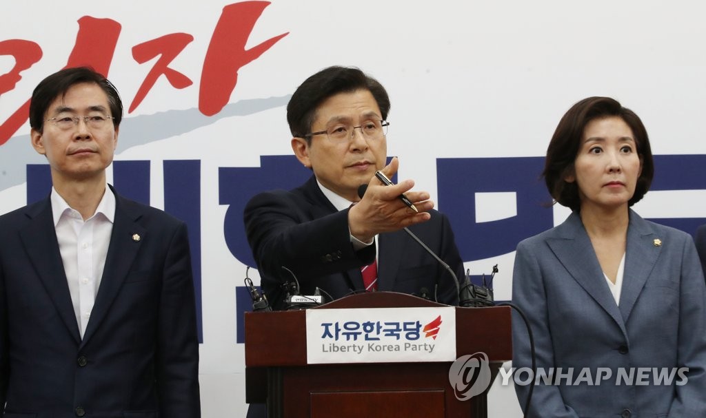 보도진 질문 받는 황교안 대표