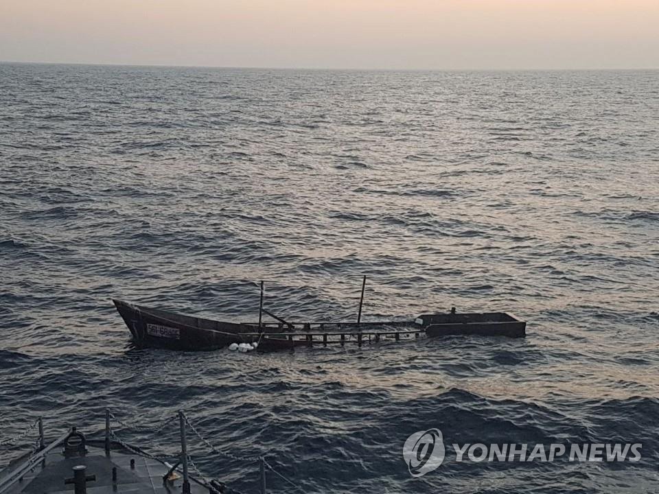 합참, 북한 무인 소형목선 3척 발견 당시 모습 공개