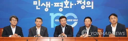 '청와대와 5당 대표 회동' 브리핑하는 여야 사무총장들