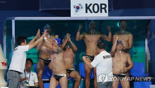 South Korean players and coaches celebrate a goal by Lee Seong-gyu during the men's water polo Group A game against Serbia at the FINA World Championships at Nambu University Water Polo Competition Venue in Gwangju, 330 kilometers south of Seoul, on July 17, 2019. (Yonhap)