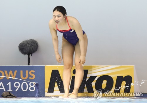 South Korean diver Kim Su-ji bows to the crowd after completing an attempt during the women's 3m springboard preliminary at the FINA World Championships at Nambu University Municipal Aquatics Center in Gwangju, 330 kilometers south of Seoul, on July 18, 2019. (Yonhap)