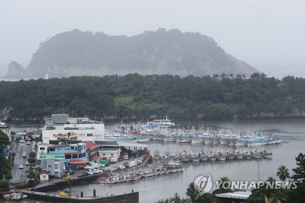 태풍 다나스 북상…서귀포항으로 대피한 어선들