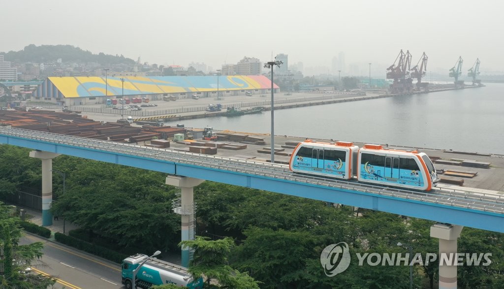 인천항 주변 달리는 월미바다열차