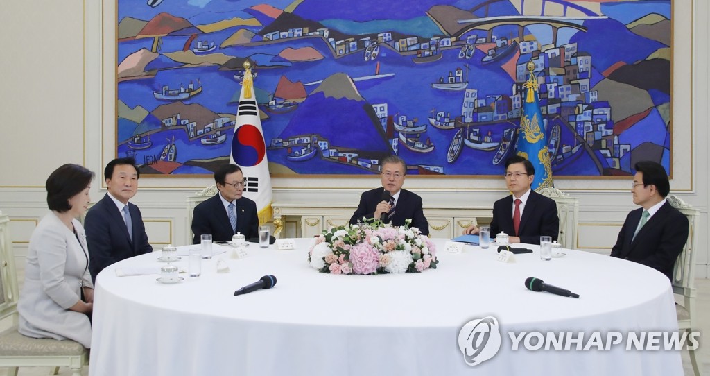 Moon meets party leaders over trade row Moon meets party leaders over trade row