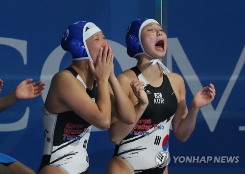 South Korean players Yun Yea-rin (L) and Kim Ye-jin celebrate a goal by their teammate Lee Jung-eun against Canada during the teams' Group B women's water polo game at the FINA World Championships at Nambu University Water Polo Competition Venue in Gwangju, 330 kilometers south of Seoul, on July 18, 2019. (Yonhap)