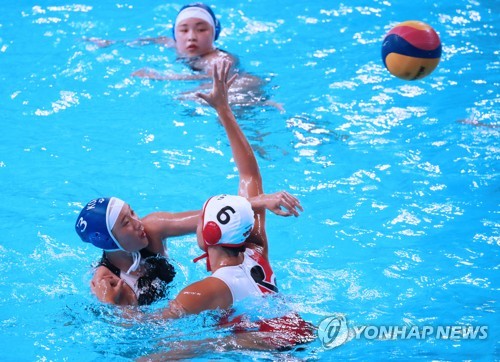 Lee Jung-eun of South Korea (L) scores past Kelly McKee of Canada during the teams' Group B women's water polo game at the FINA World Championships at Nambu University Water Polo Competition Venue in Gwangju, 330 kilometers south of Seoul, on July 18, 2019. (Yonhap)