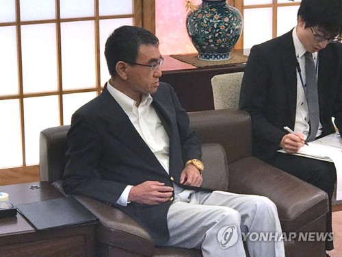 주일 한국대사 초치한 고노 다로 일본 외무상