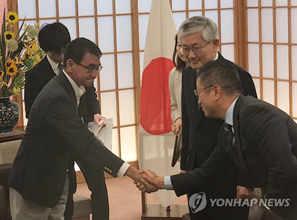 일본 외무상과 인사하는 남관표 주일 한국대사