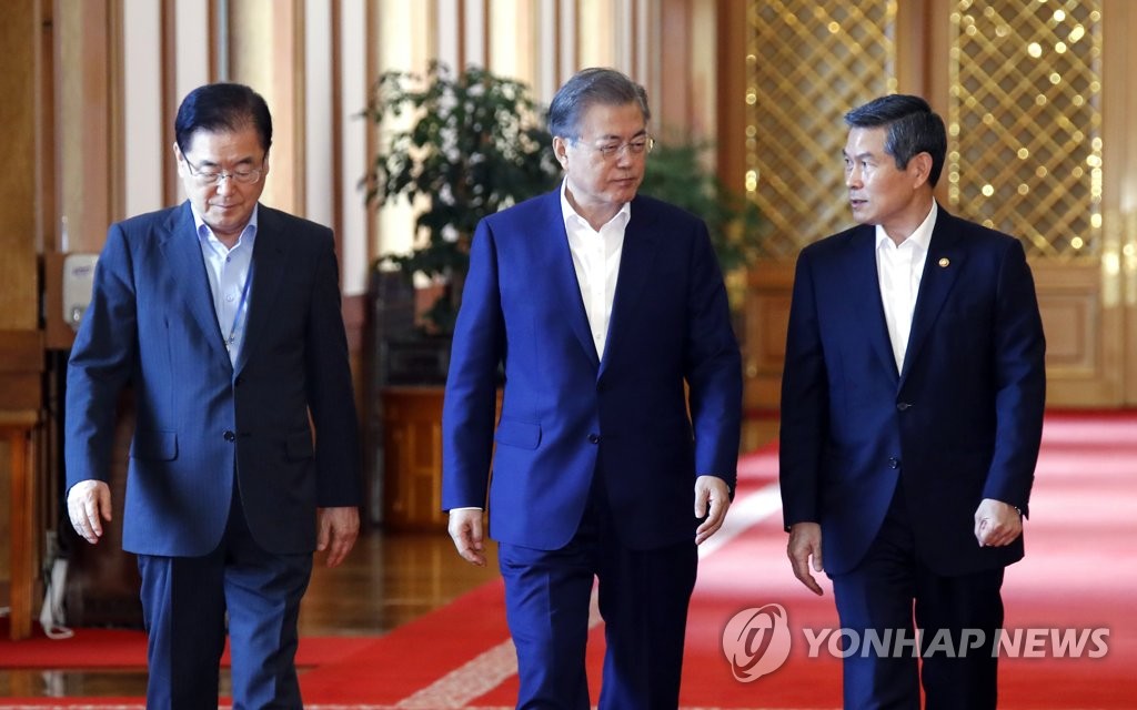얘기 나누는 문 대통령과 정경두 국방부 장관