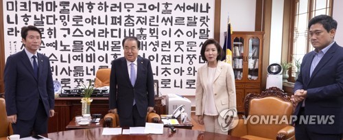 문 의장과 교섭단체 원내대표들 '어색한 회동'
