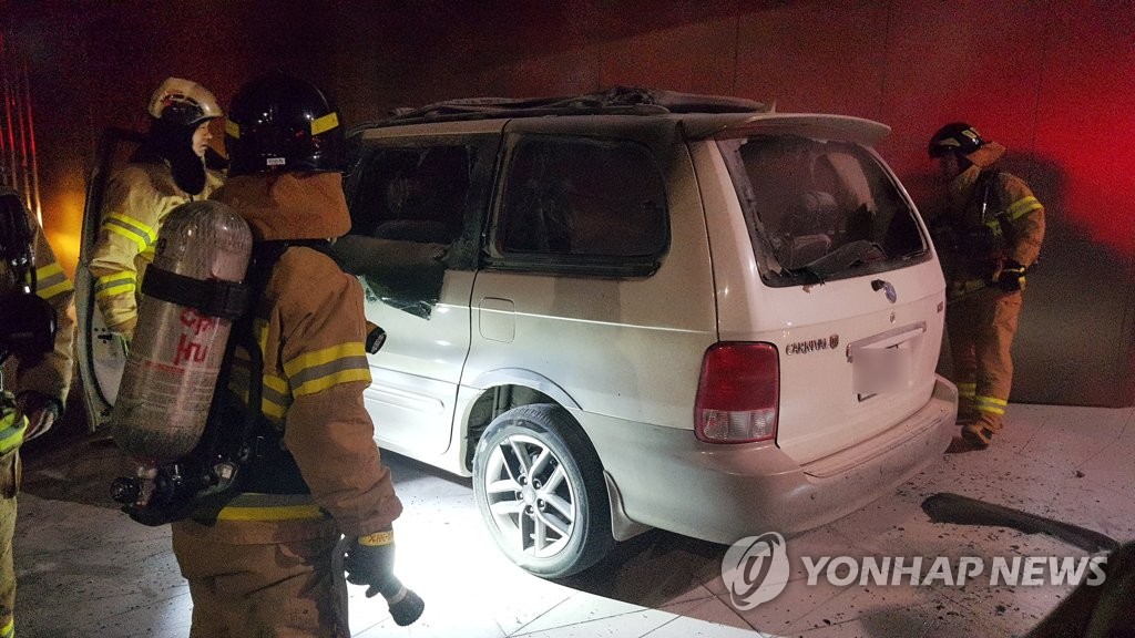 일본대사관 건물 앞 차에서 불…70대 남성 사망