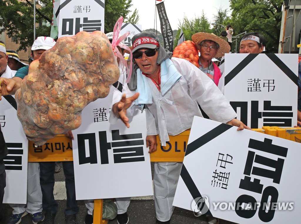 양파값 폭락에 성난 농민들