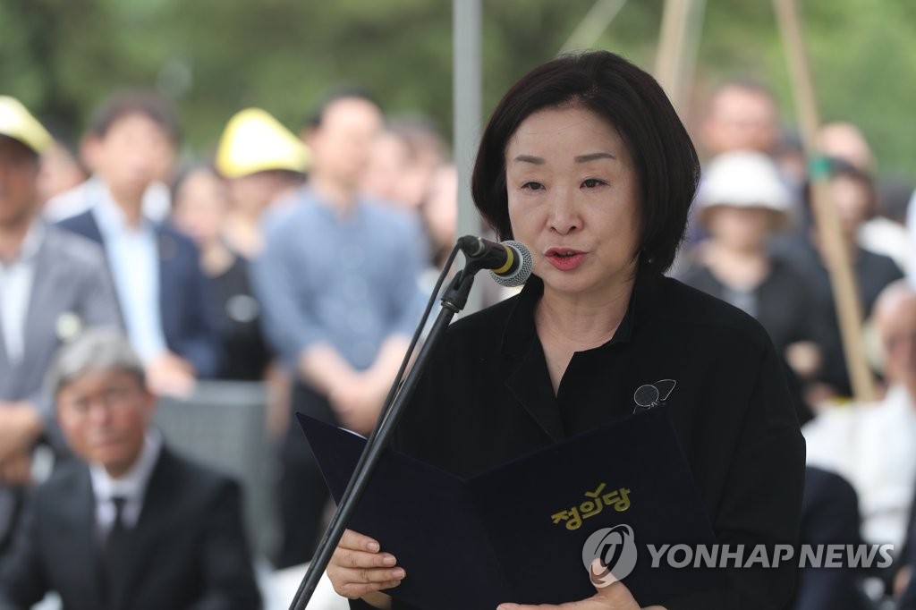 추모사하는 심상정 대표