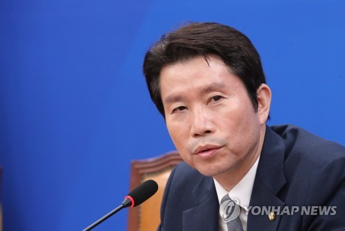 기자간담회 하는 이인영 원내대표