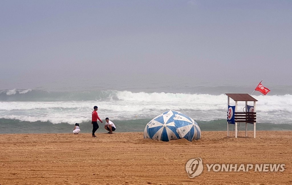 동해안 높은 물결…경포 해수욕장 수영 금지