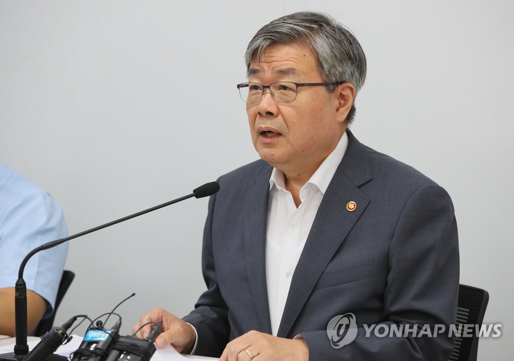 지난 7월 특별연장근로 인가 방침 밝히는 이재갑 노동부 장관