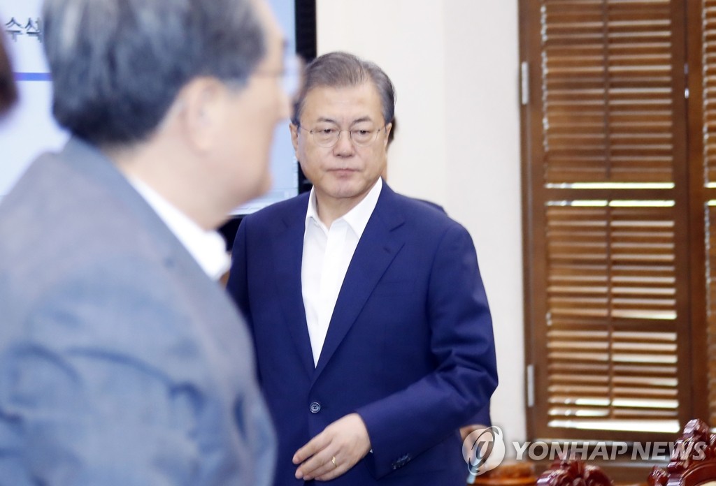수석보좌관회의 입장하는 문 대통령