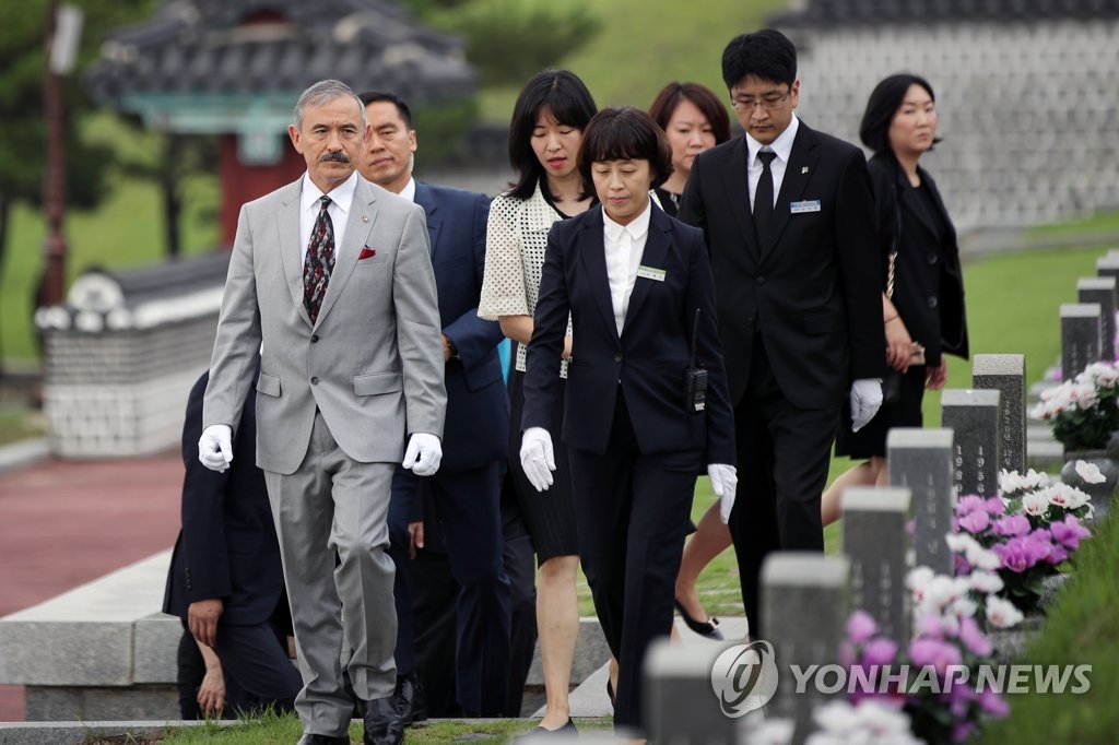 U.S. diplomat visits Gwangju cemetery U.S. diplomat visits Gwangju cemetery