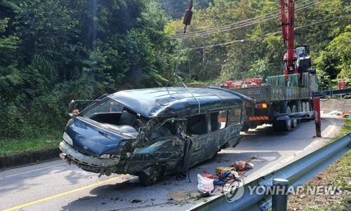 종잇장처럼 구겨진 사고 승합차