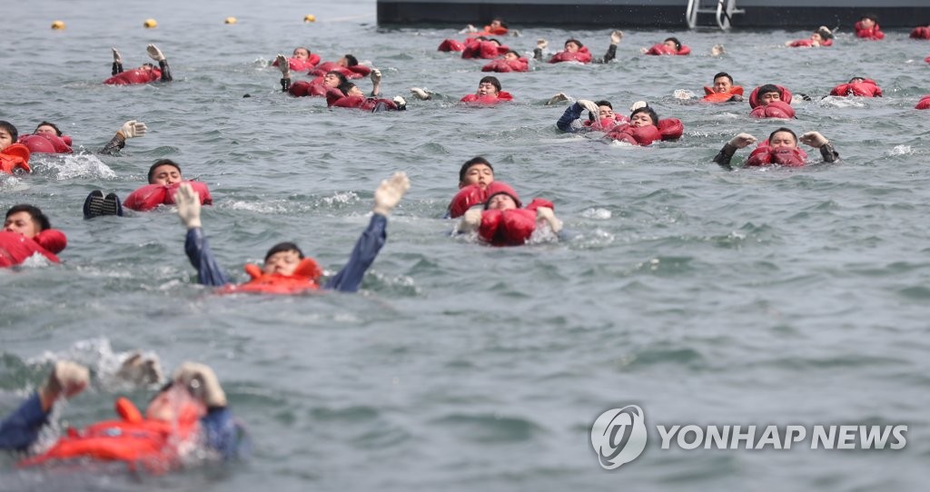 해군, 혹서기 생존 전투 수영