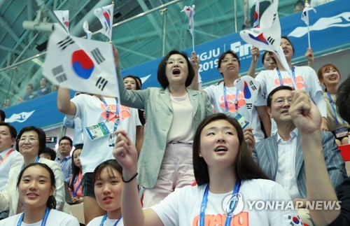 열띤 응원하는 김정숙 여사