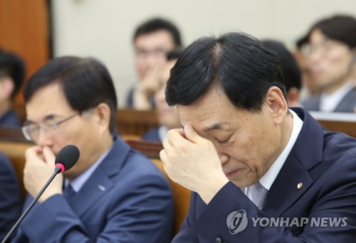 굳은 표정의 이주열 총재
