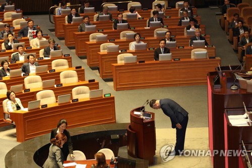인사하는 홍남기 경제부총리