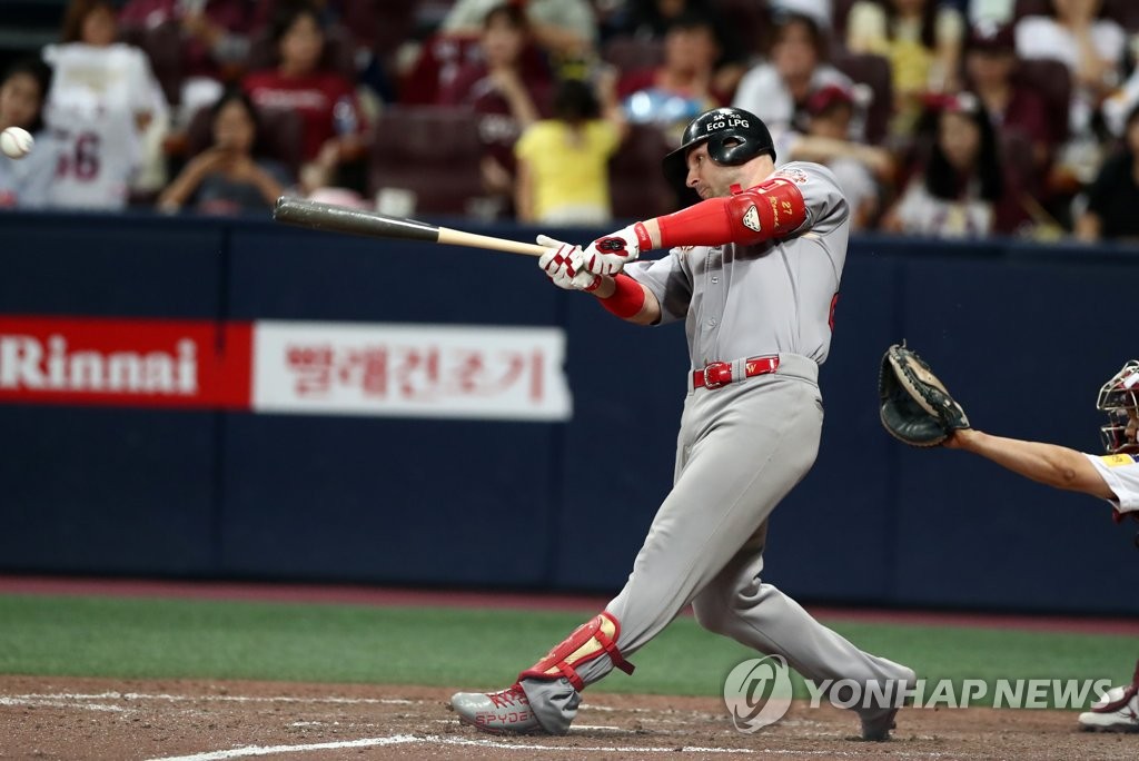 In this file photo from Aug. 8, 2019, Jamie Romak of the SK Wyverns hits a single against the Kiwoom Heroes in the top of the sixth inning of the teams' Korea Baseball Organizatoin regular season game at Gocheok Sky Dome in Seoul. (Yonhap)
