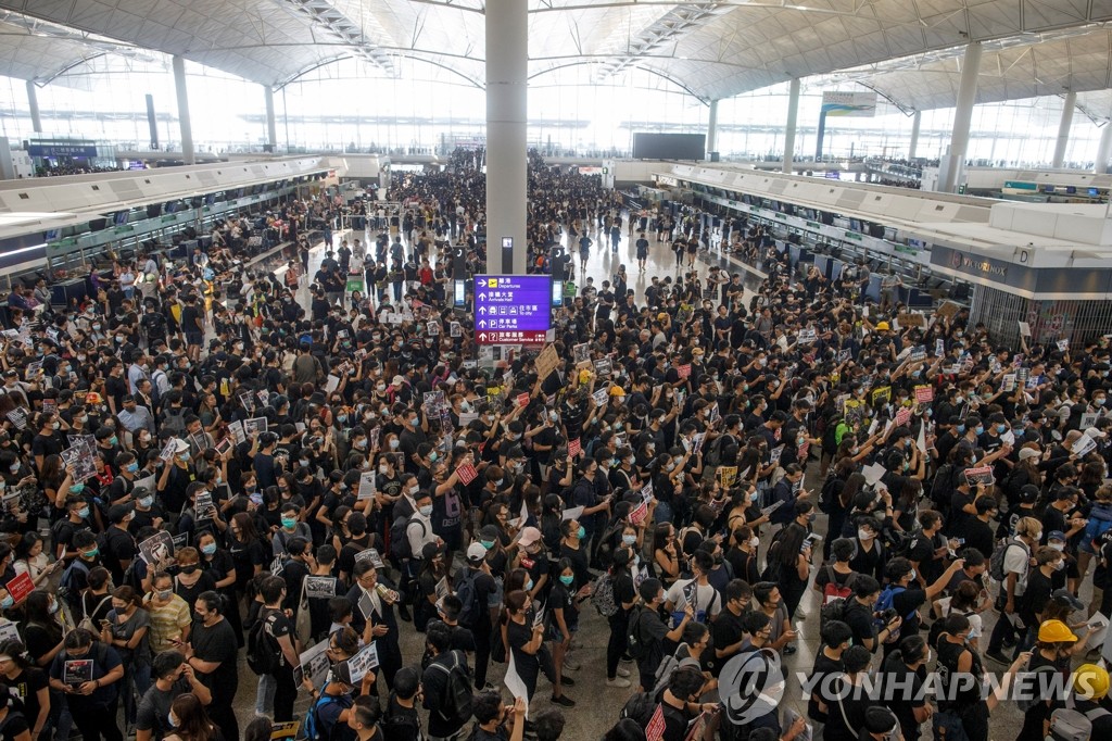 홍콩공항 점령한 송환법 반대 시위대…여객기 운항 전면 중단