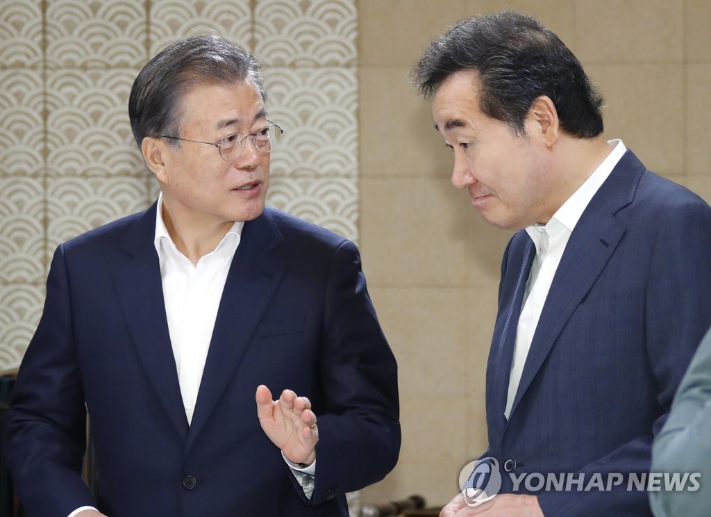 이낙연 국무총리와 대화하는 문 대통령