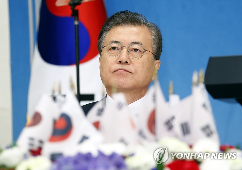 태극기 앞 생각에 잠긴 문 대통령