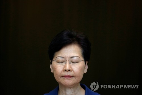 기자회견 중 눈감은 홍콩 행정수반