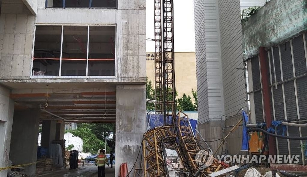 속초 아파트 공사 중 엘리베이터 추락…6명 사상