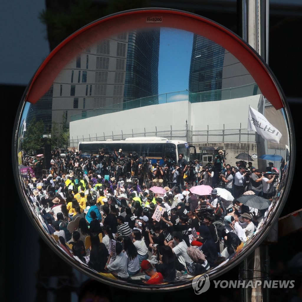 1400번째 목소리를 담은 거울