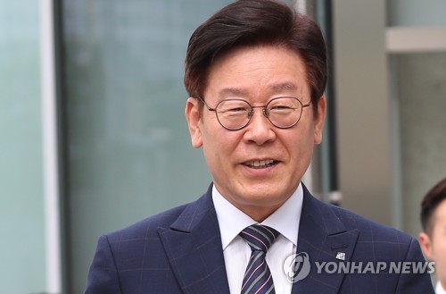 질문에 답하는 이재명 경기지사
