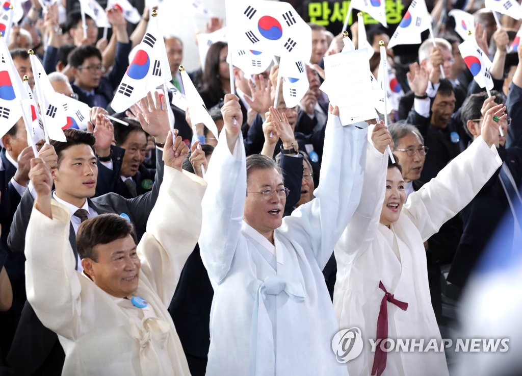 문 대통령, 광복절에 '만세삼창'