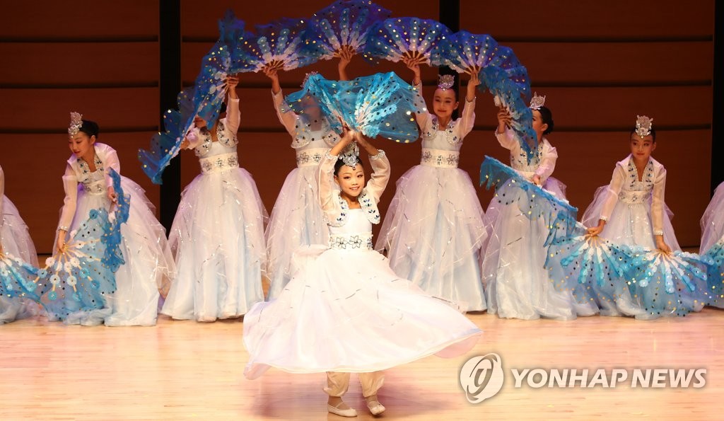 물결 같은 아름다운 부채춤