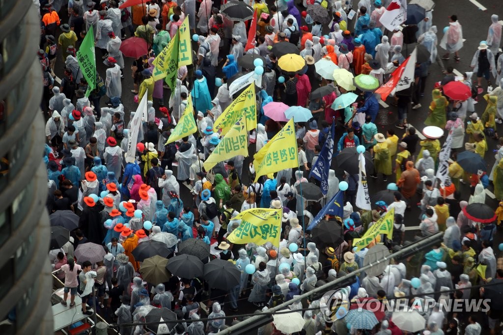 아베 정부 규탄하며 일본대사관으로 행진