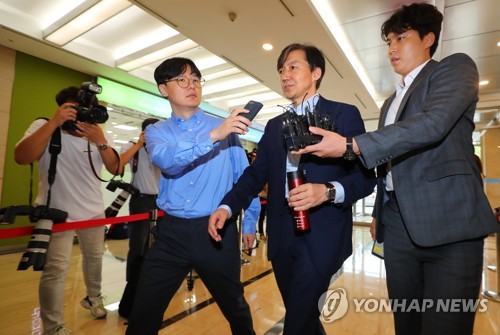 취재진 질문에 답하며 출근하는 조국 후보자