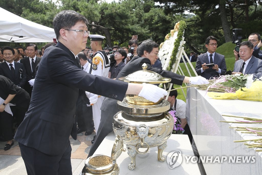 헌화하는 김홍업-김홍걸