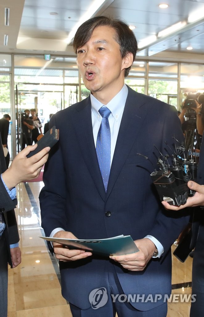 답변하는 조국 후보자