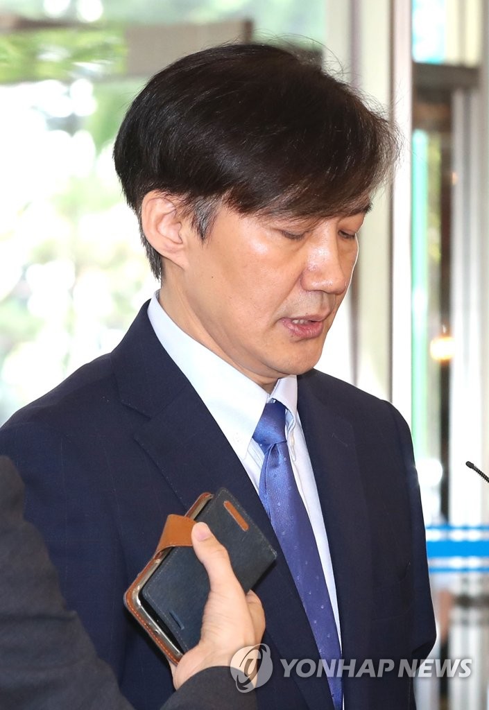 고개 숙인 조국 후보자