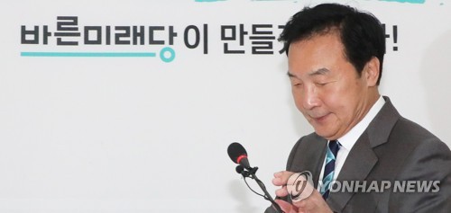 기자회견 입장하는 손학규