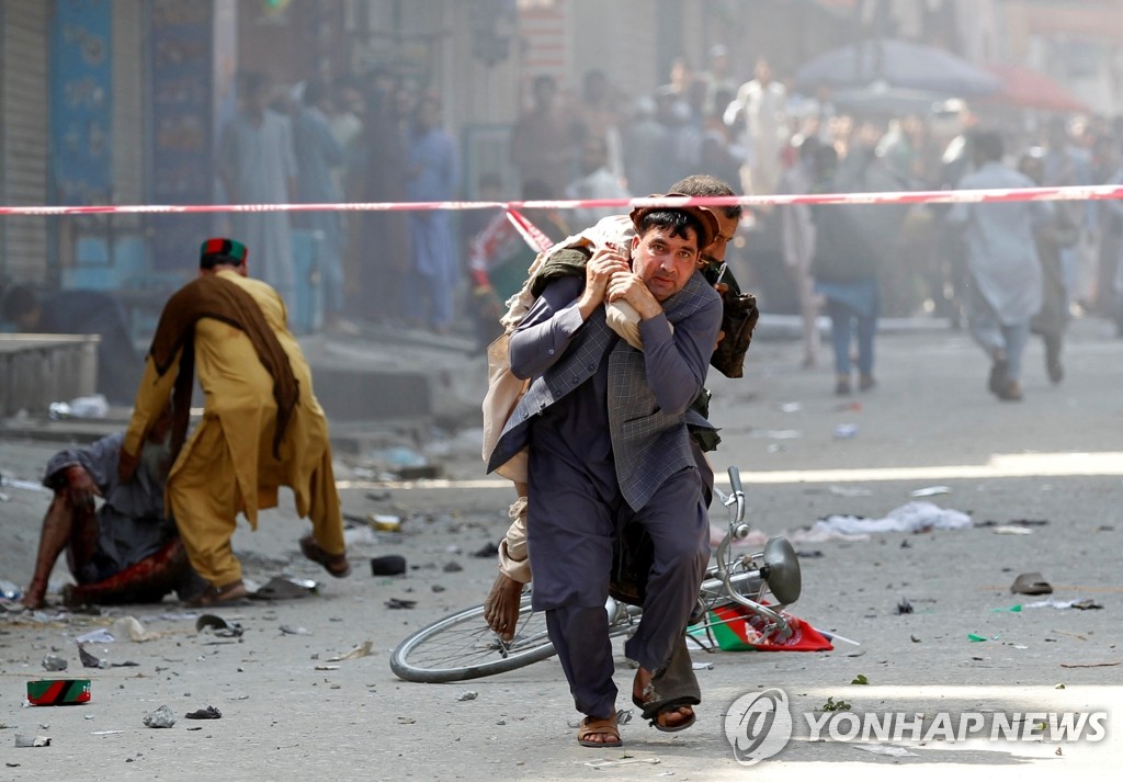 병원으로 옮겨지는 아프간 폭발 부상자